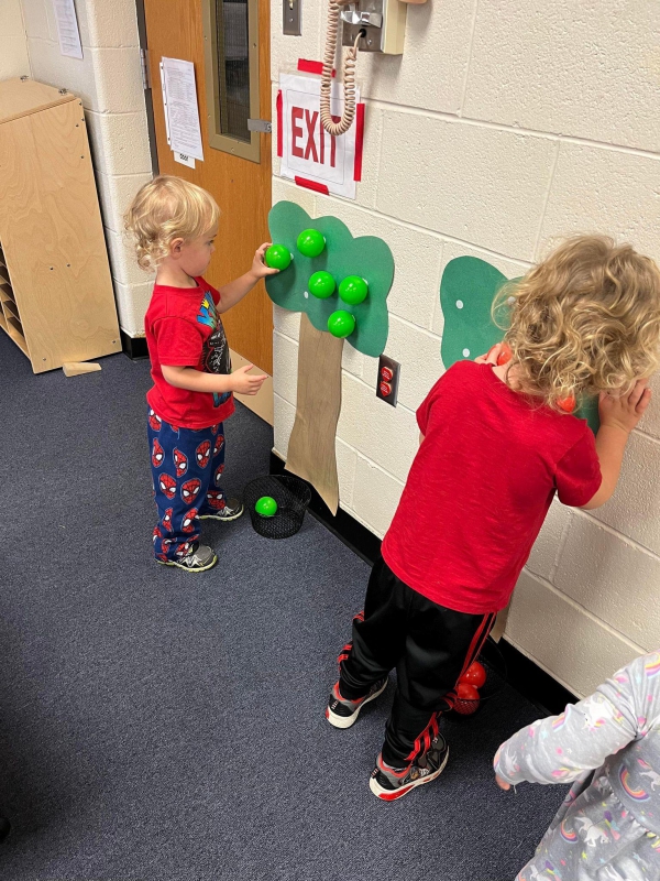 Photo for Magnolia Center Preschoolers are Conducting Trees Studies